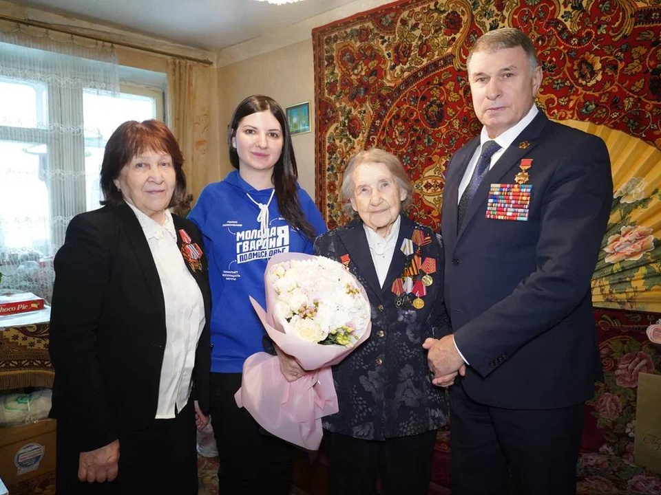 Главный подарок — внимание: ветеран из Котельников отметила 97-летие с почетными гостями