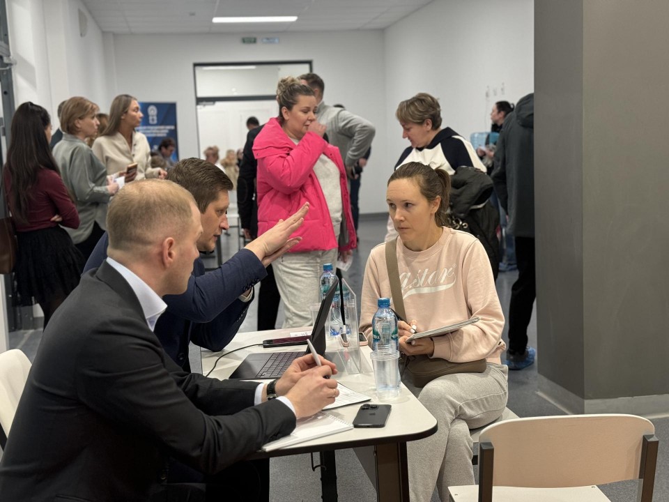 Выездная администрация в Коробово: дороги, остановка и ливневая канализация на повестке дня