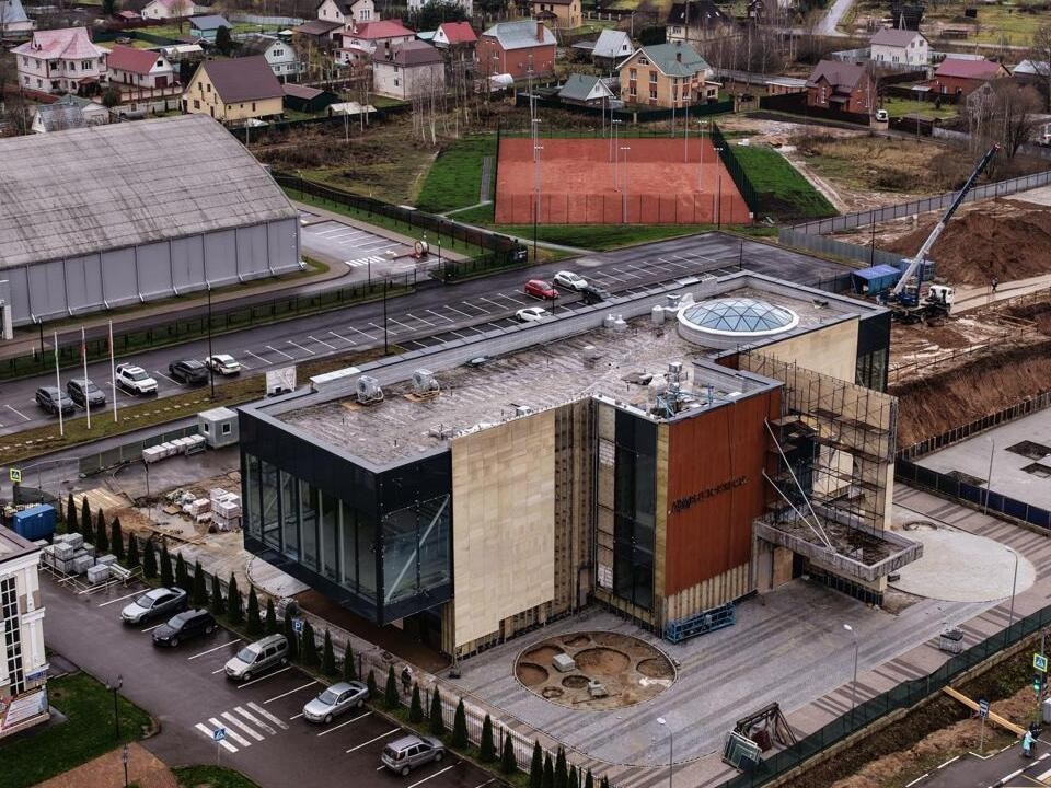 В строящемся Дворце торжеств в Шаховской завершили облицовку фасада