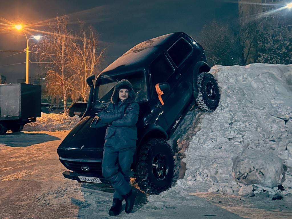 Мастер вертикальной парковки сэкономил место на стоянке в Подольске