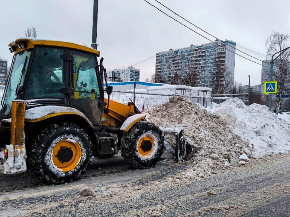 В Ленинском округе продолжается уборка после снегопадов