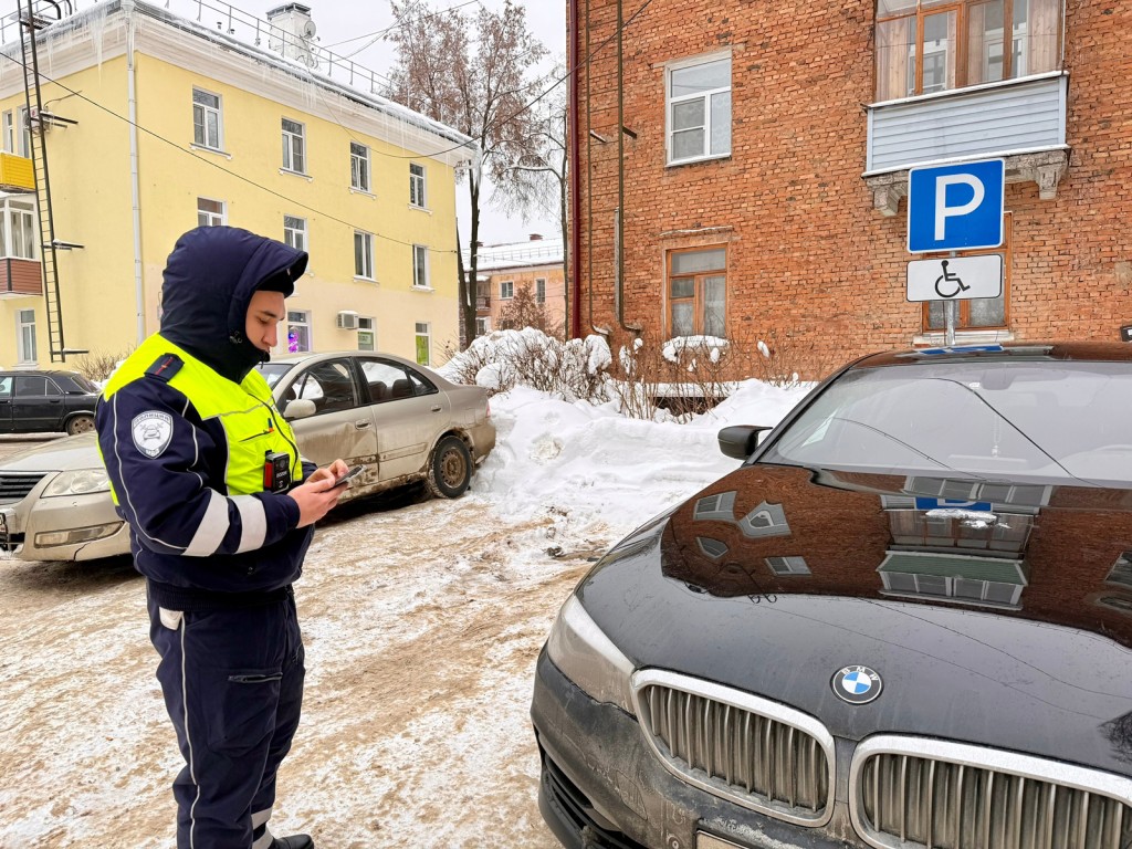 Место для своих: в Ступине проверили, кто занимает парковки для инвалидов