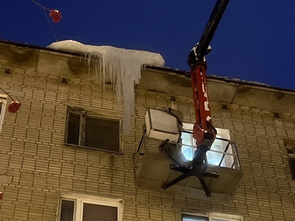 На автовышке и со страховкой: как сбивали огромную сосульку с пятиэтажки на улице Гагарина