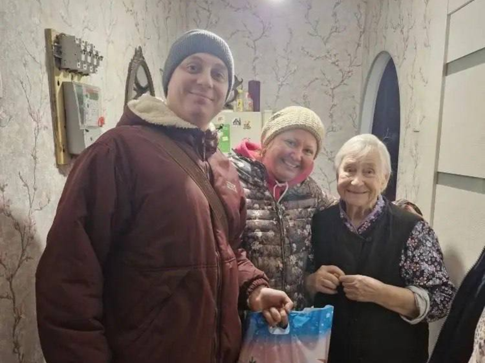 Волонтеры «снежного десанта» помогают пожилым людям после снегопада