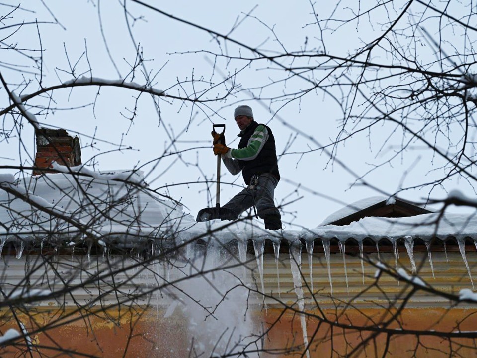 В Серпухове очищают крыши от снега: какие улицы уже обработали