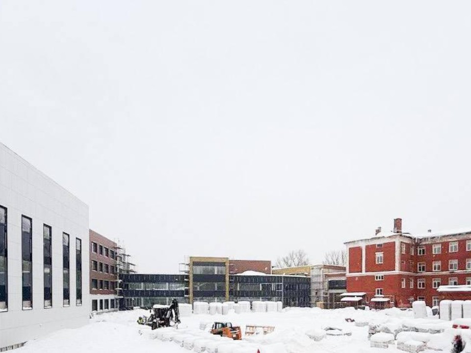 Библиотека с IT, спортзал и кулинария: экскурсия по стройплощадке новой школы в Подольске