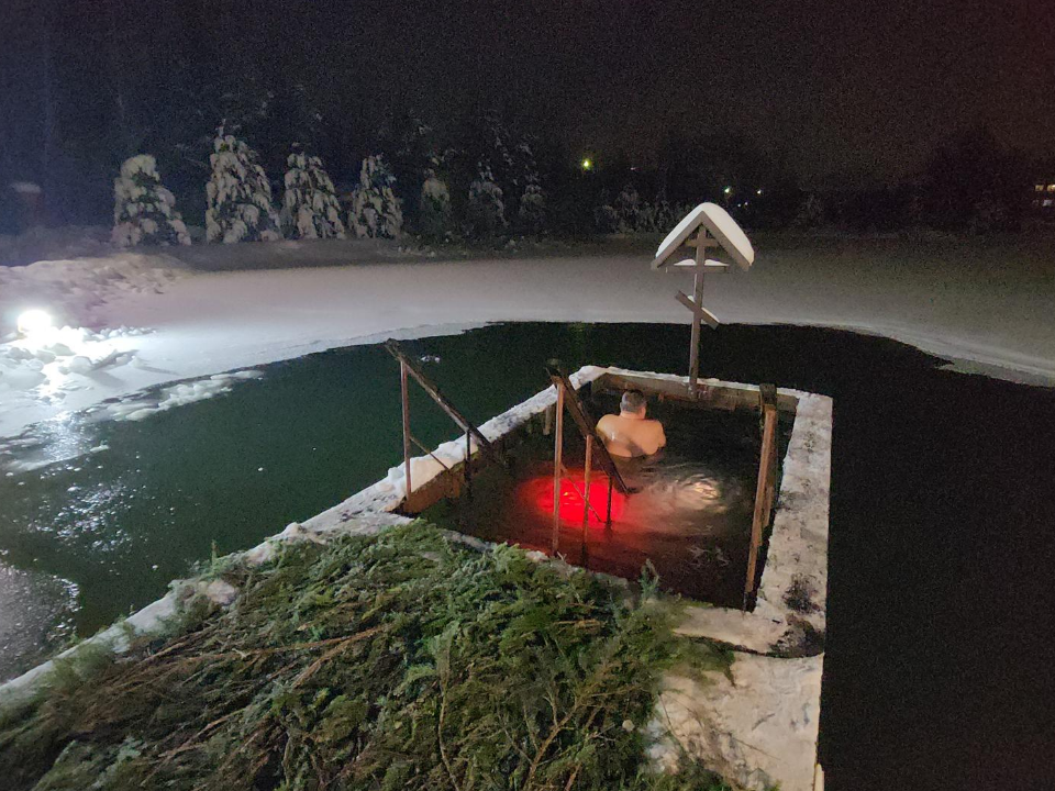 Красногорск окунулся в праздник: 158 смельчаков искупались в купели близ Елисаветинского храма к 21.00