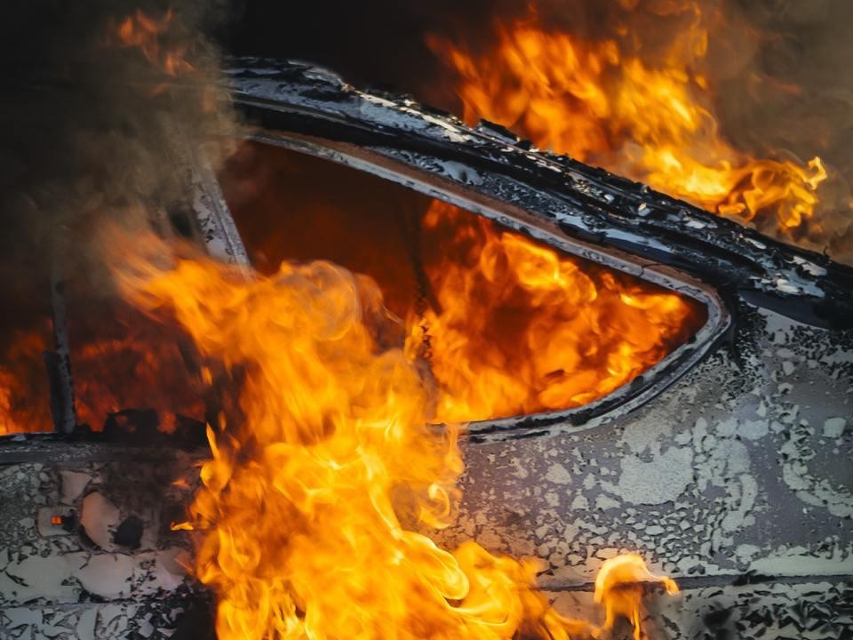 Автобус вспыхнул на кругу у ЖК «Гусарская баллада»: что известно о возгорании