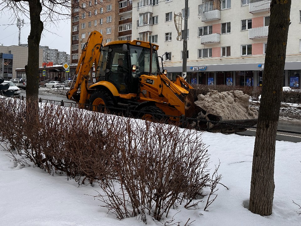 В приоритете дворы, дороги и проезды: коммунальщики круглосуточно расчищают снег в округе