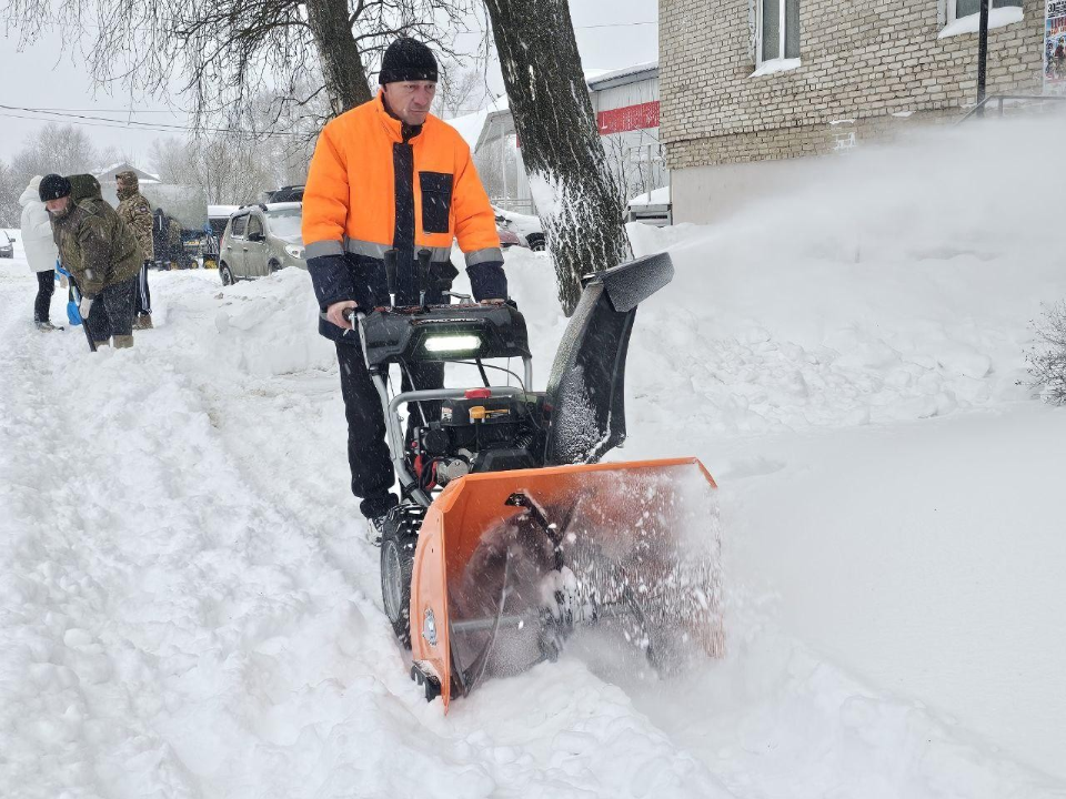 «Забота о своем дворе — это норма»: как семьи в Рошале борются со снегом