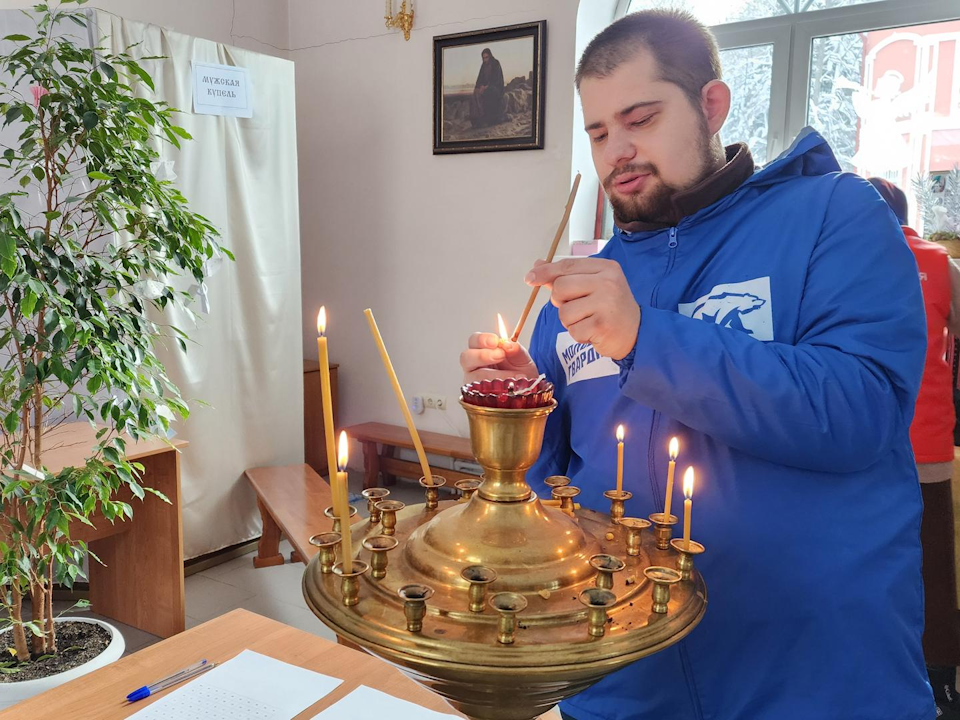 Волонтеры Протвина с радостью встречают посетителей у крещенской купели