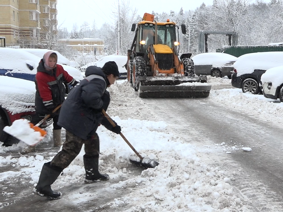 Идет уборка снега: в каких городских дворах не стоит парковать машины 20 января