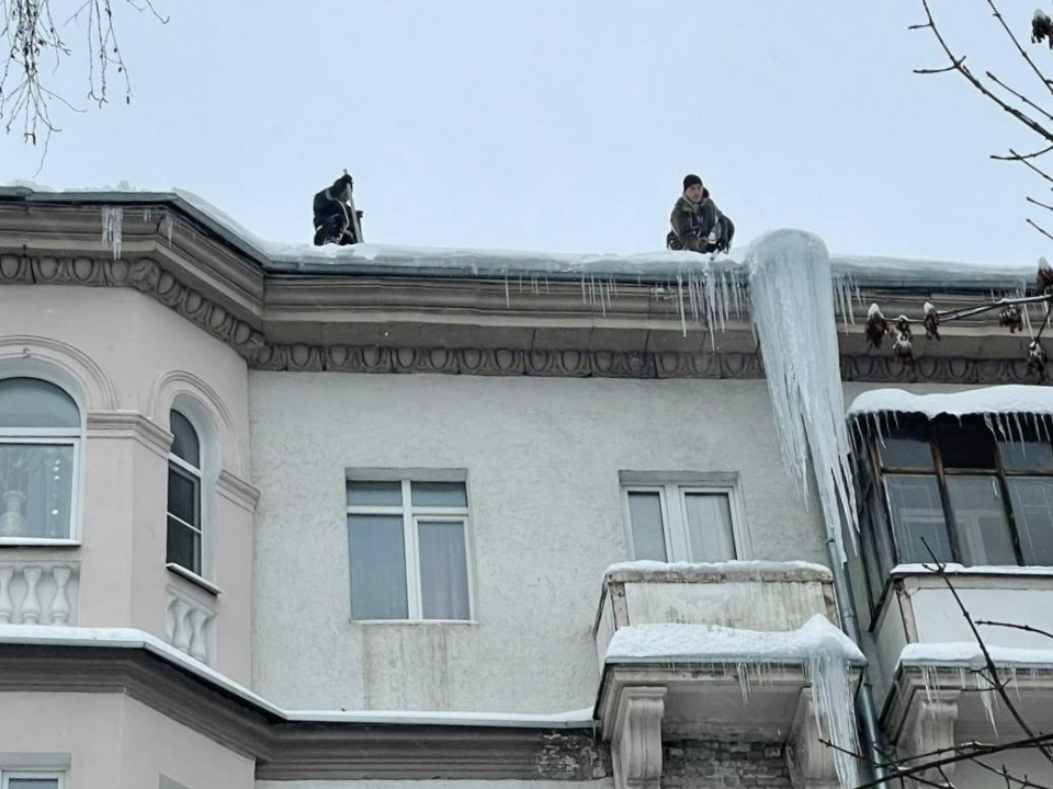 На Пролетарской, Кольцевой и проспекте Мира завершена очистка крыш от сосулек и наледи