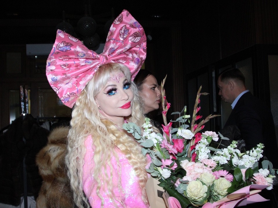 «Русская Барби» получила медаль за вклад в науку и культуру: кто на самом деле присвоил награду?