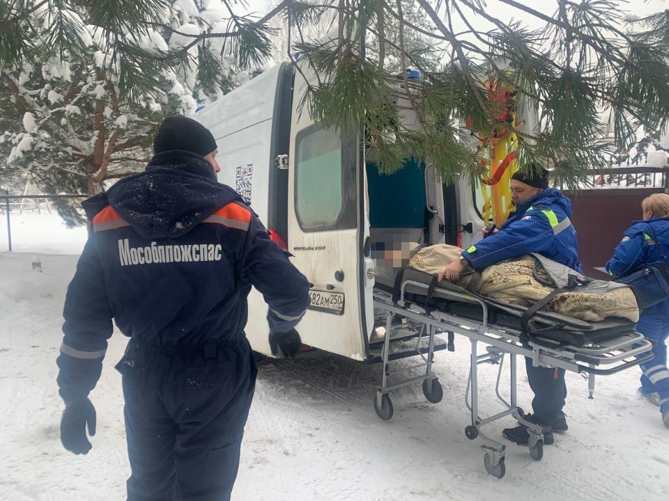 Пешком к спасению: спасатели пронесли женщину с инсультом 700 метров до машины скорой