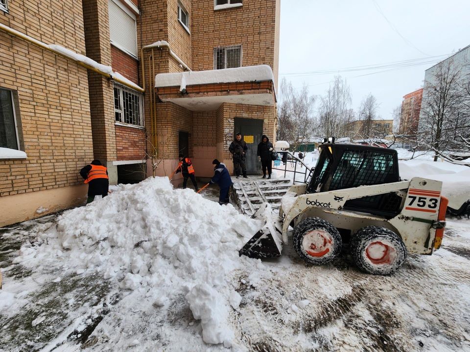 Коммунальные и дорожные службы завершают уборку снега во дворах Чехова