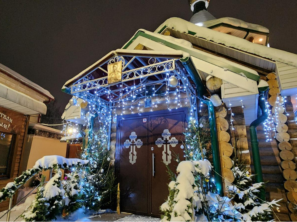 В микрорайоне Подрезково приступили к монтажу праздничной купели