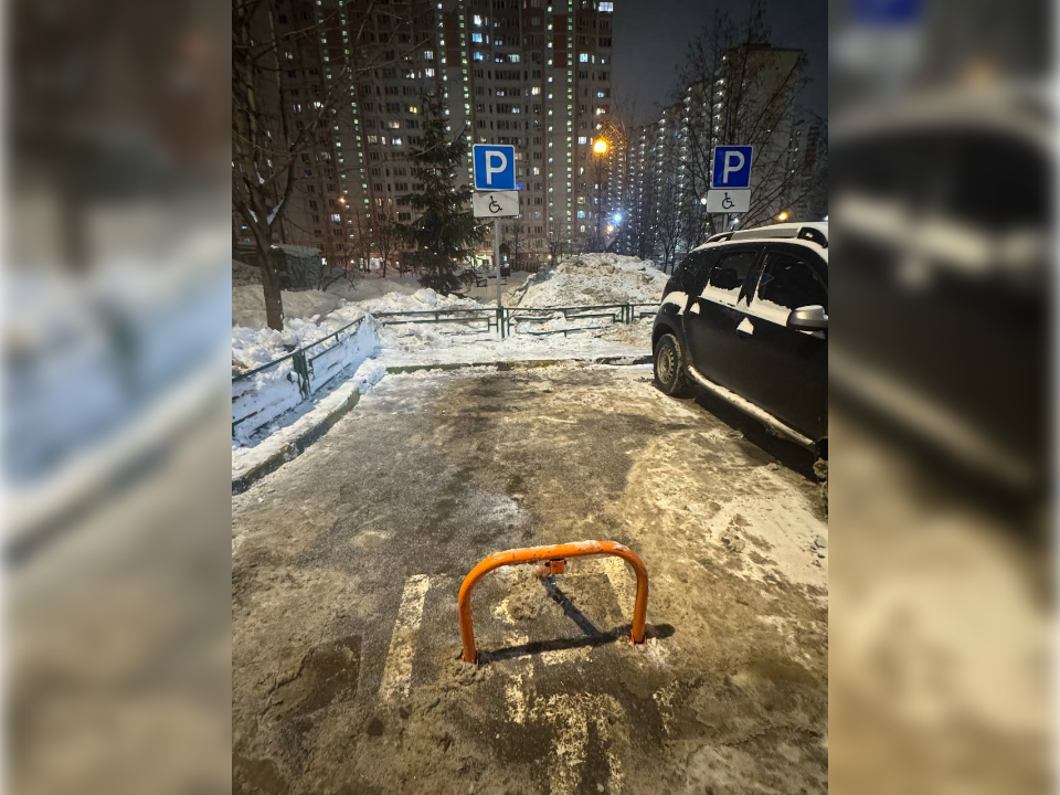 Проблему с парковкой для ветерана СВО в Люберцах решили установкой прочного барьера