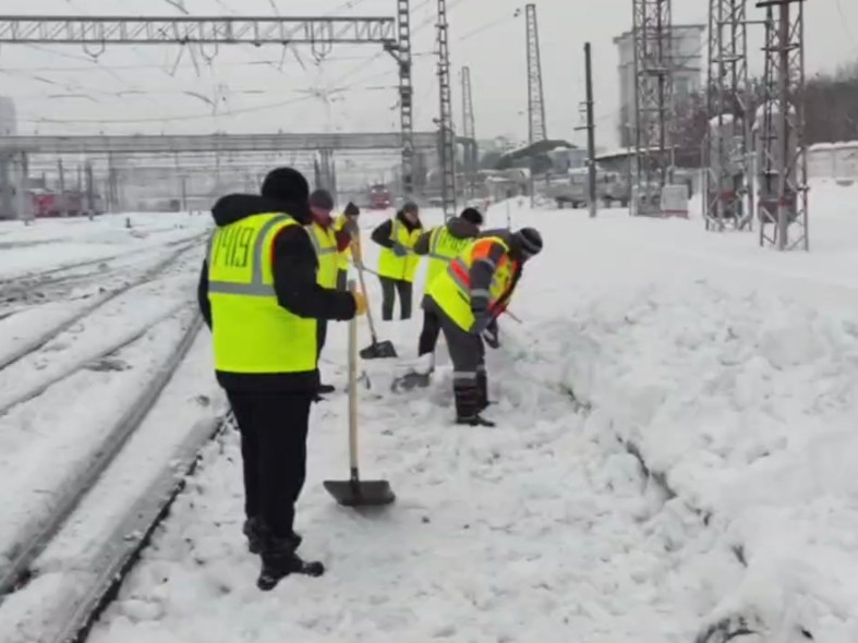 Железнодорожники пошли против «Фрэнсиса» с лопатами: что делается в Подмосковье, чтобы из-за снега не задерживались поезда