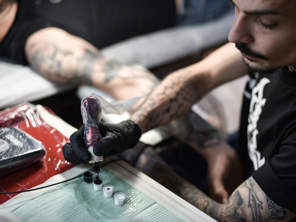 Татуировки опасны для жизни: кардиолог назвал два главных риска