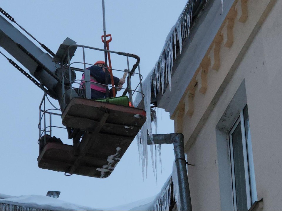 В Истре экстренно сбили огромные сосульки с крыши