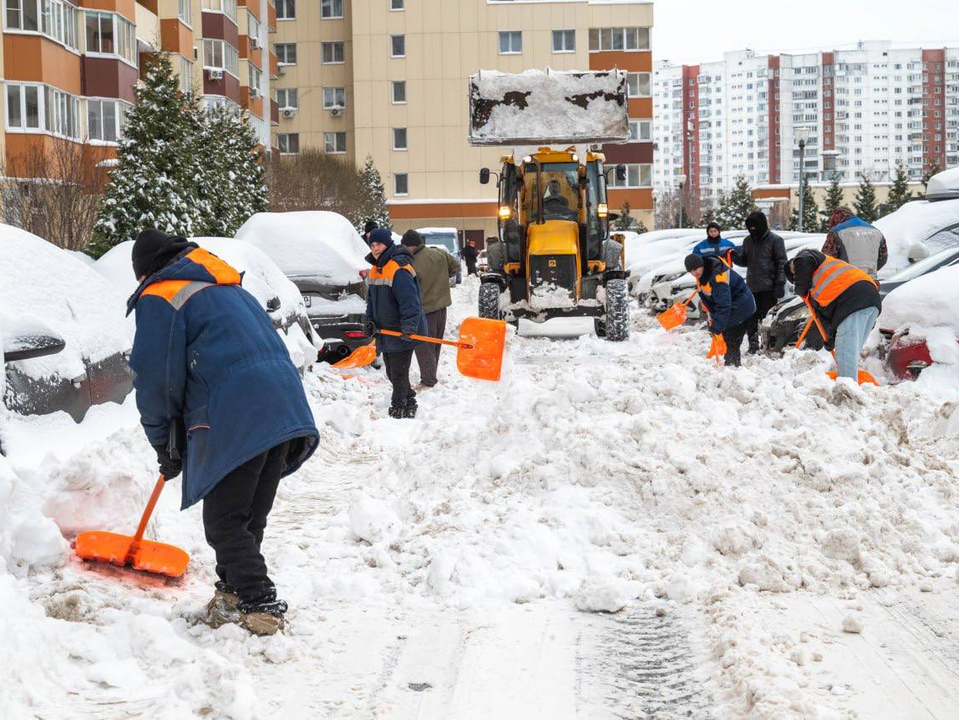 Более 500 человек и 85 единиц техники продолжают расчищать Реутов после циклона