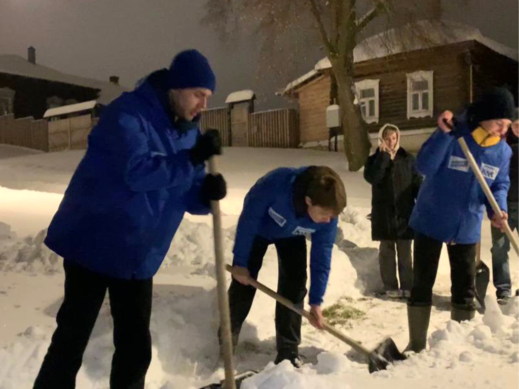 С лопатами против снега: зарайские волонтеры помогли одинокой пенсионерке