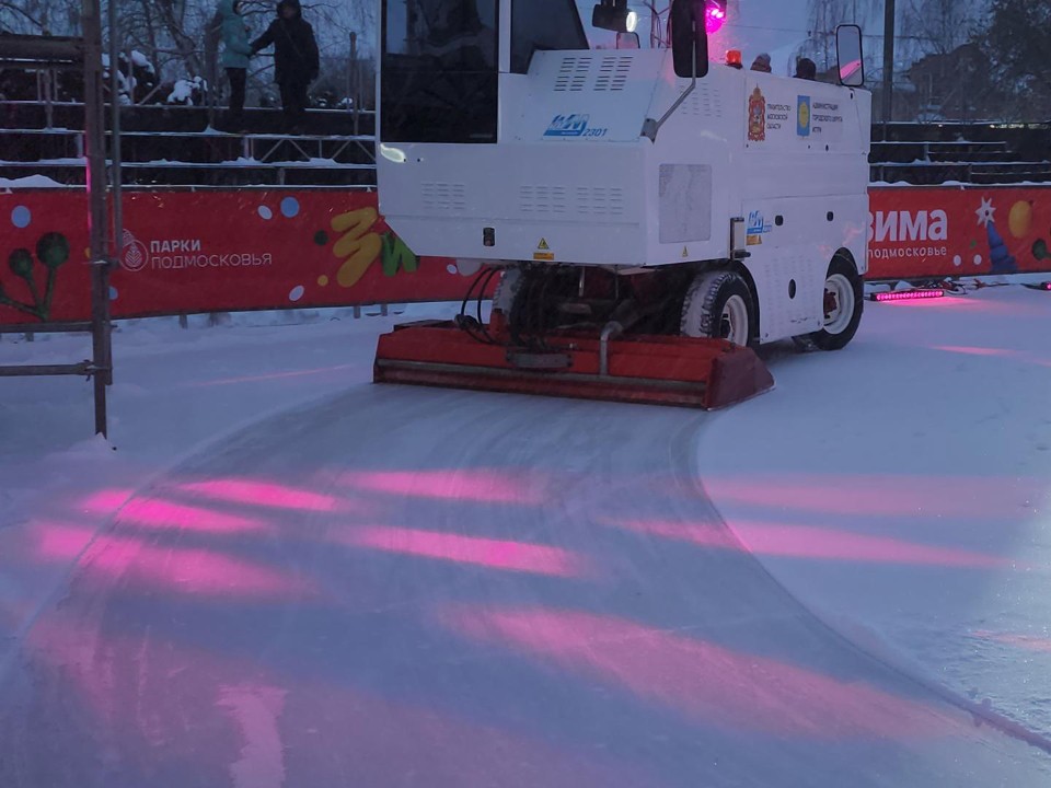 Снег не помешал празднику: в Истре подготовили каток к «Щелкунчику»
