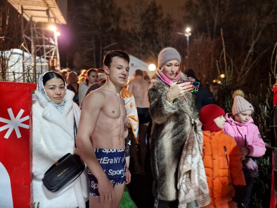 «Это наша добрая традиция»: купанием и молитвами отметили Крещение Господне жители Балашихи