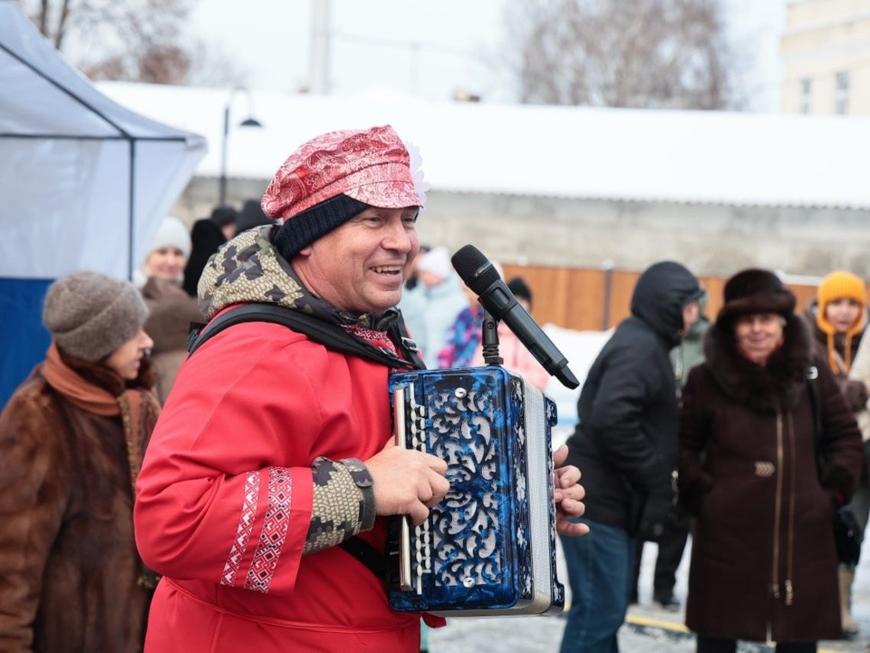 Гармонист из Саратова задал ритм народными частушками на «Дне ВаленОка»