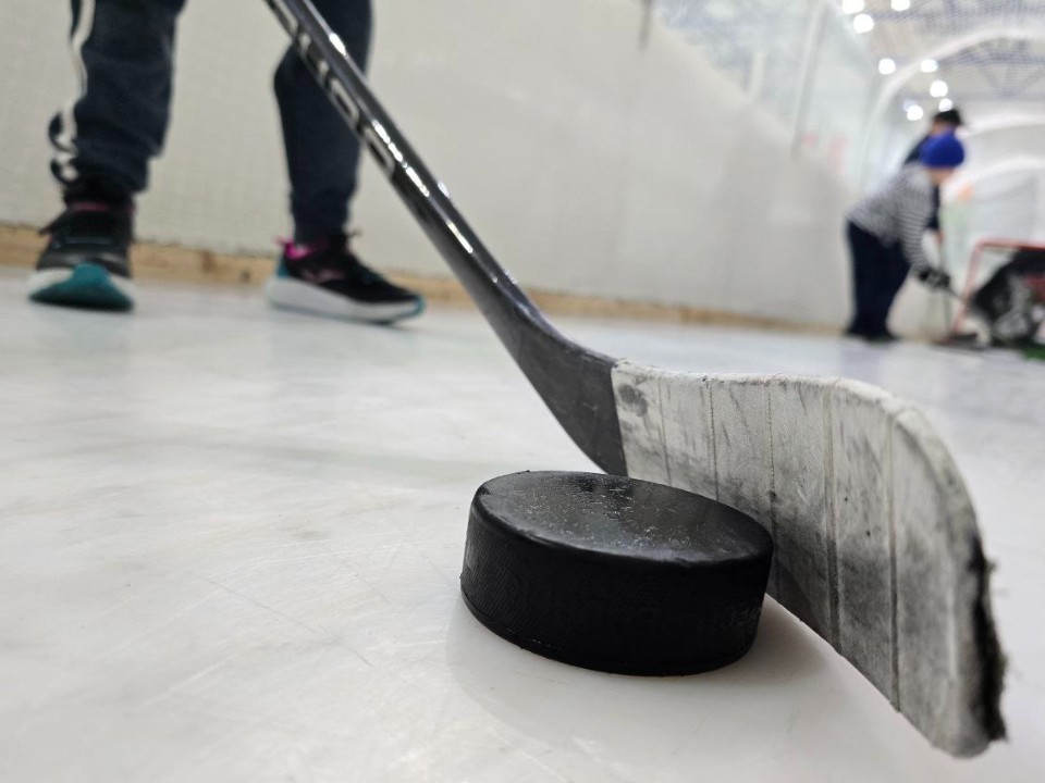 На катке «Космолед» в Королеве сыграли праздничный хоккейный матч