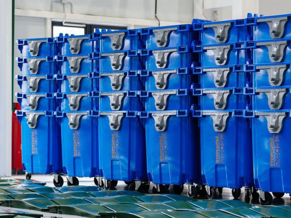 Серый — со смешанными, синий — вторсырье: сотрудники регоператора обновили контейнерный парк