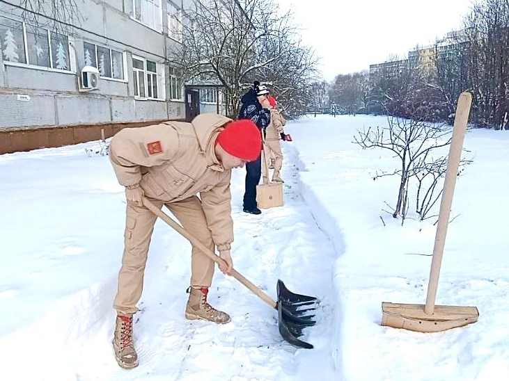 Ученики наро-фоминской школы №3 расчистили школьный двор от снега