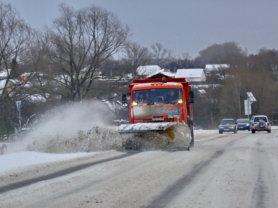 «Сначала опасные участки»: в Истре объяснили порядок уборки дорог и дворов