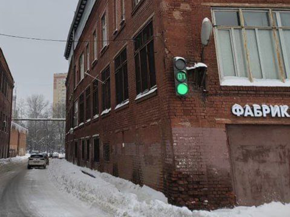 Гигантские сосульки сбили со старых фабричных зданий в Ивантеевке