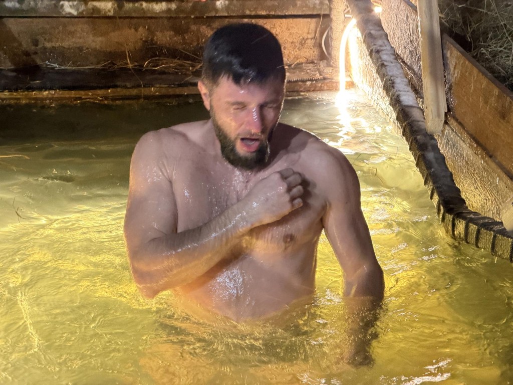 В Сколково в Крещение собралось сотни желающих окунуться в прорубь