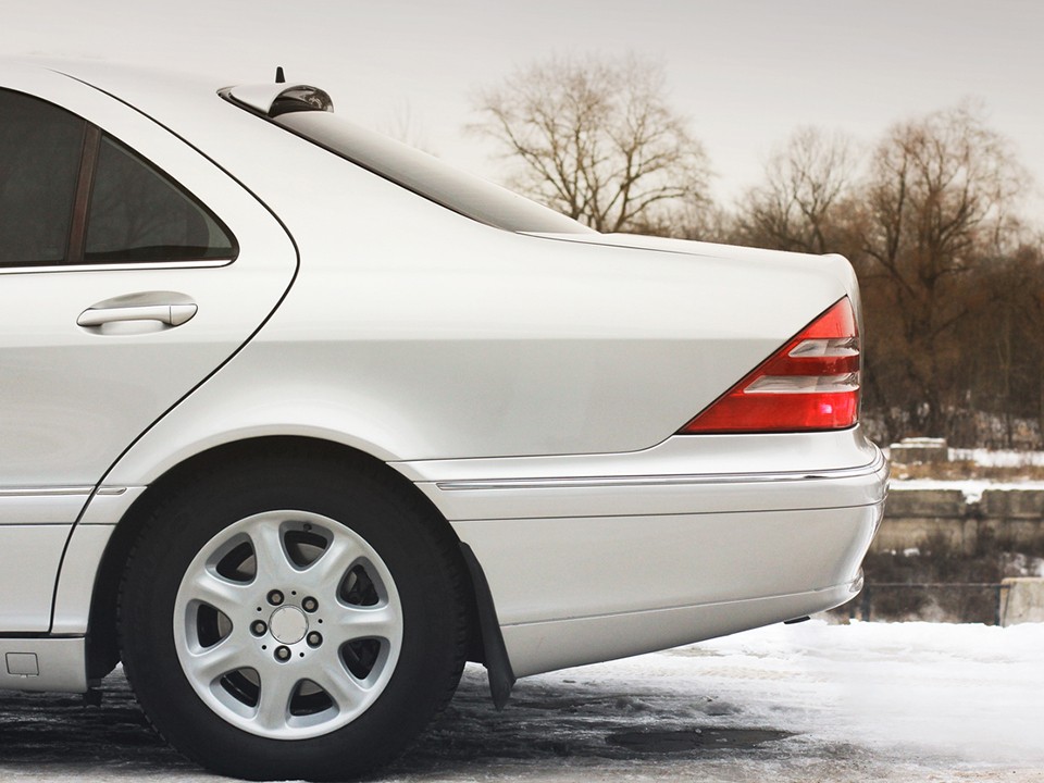 Король парковки: в Малаховке белый лимузин захватил сразу три места и стал звездой соцсетей