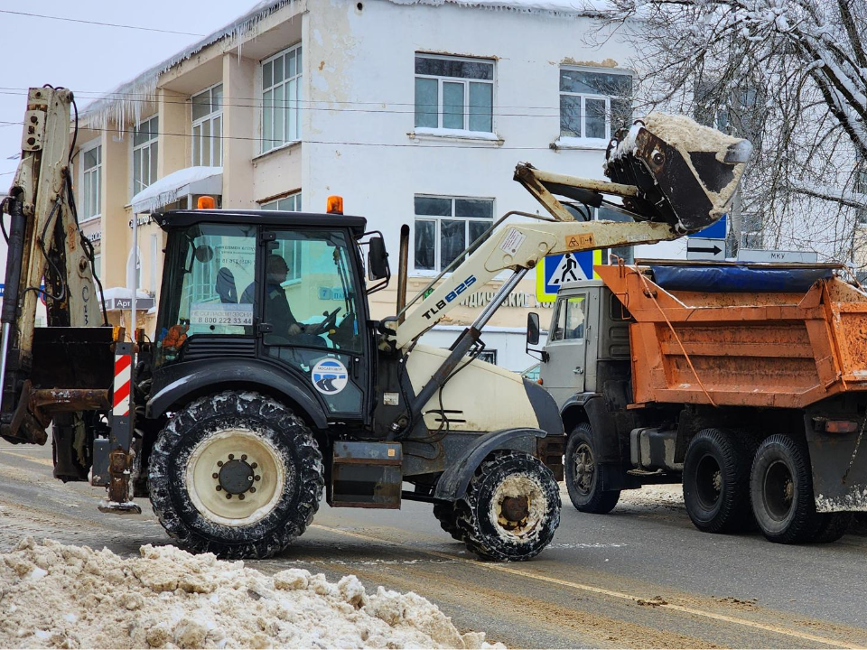 Дорожники приводят в порядок центр Рузы после снегопадов