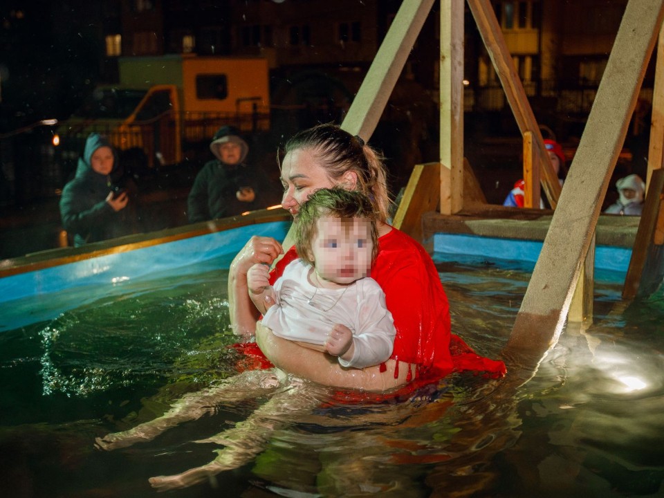Стоит ли купать ребенка в крещенской проруби: чем опасна традиция для детей и как избежать тяжелых последствий