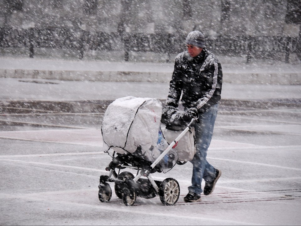 Риск наезда зимой растет: эксперт назвал три правила безопасности для родителей с коляской