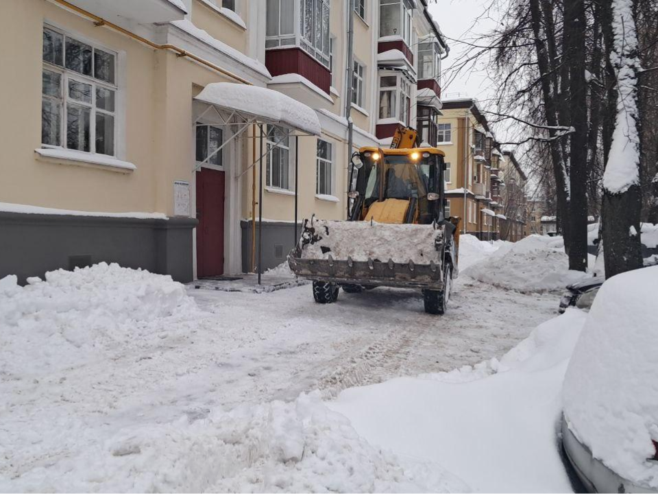 За сутки с территории Дзержинского коммунальщики вывезли свыше 120 кубометров снега