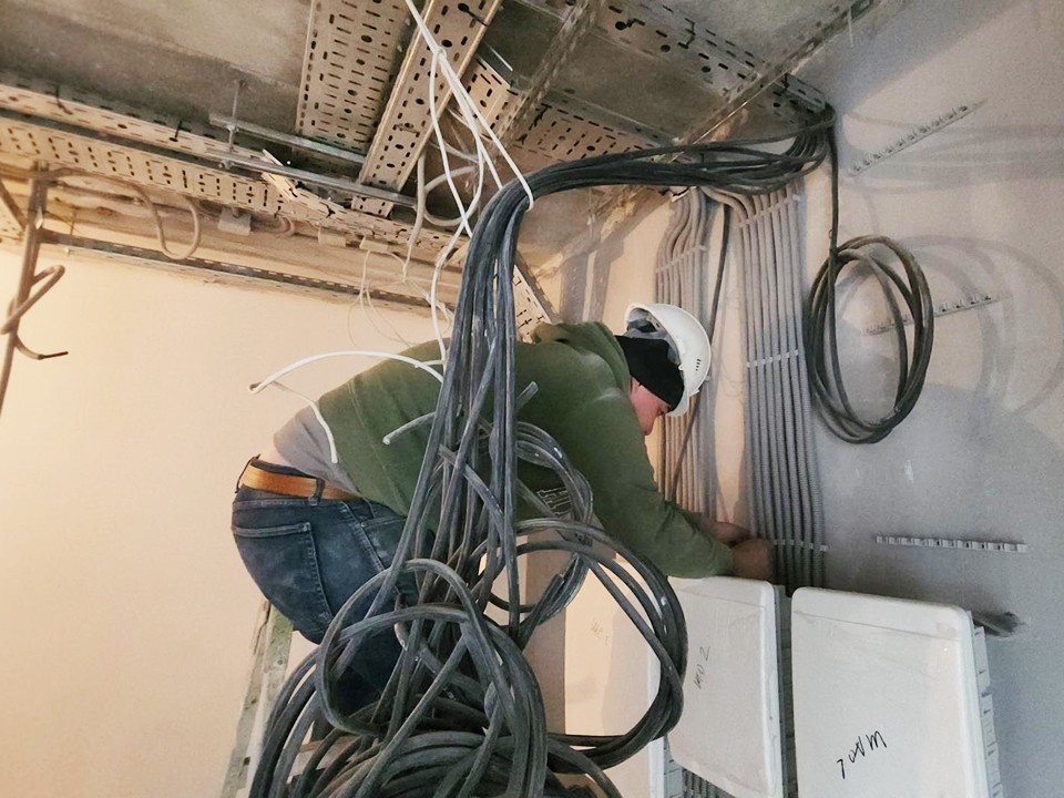 В серпуховском детском саду «Ласточка» монтируют новую электропроводку и устанавливают теплые полы