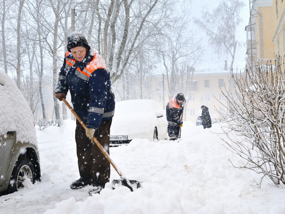 Дворник в Химках оставляет поздравления и скульптуры жителям