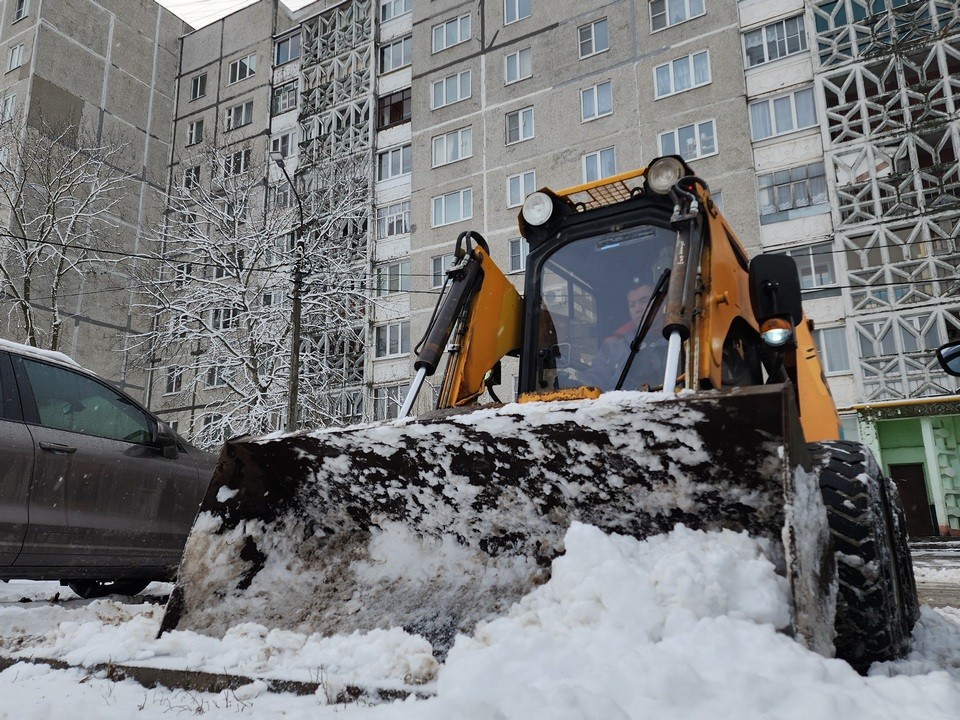 Тракторы и погрузчики направили для расчистки дворов: откуда в городе 23 января вывозят снег