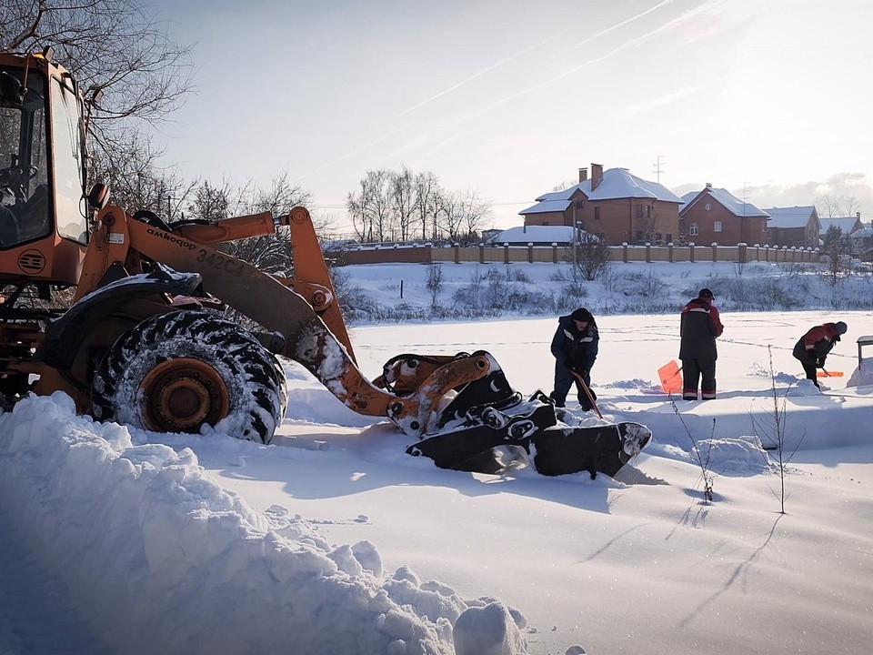 Территорию у Совхозного пруда в Бронницах готовят для крещенских купаний