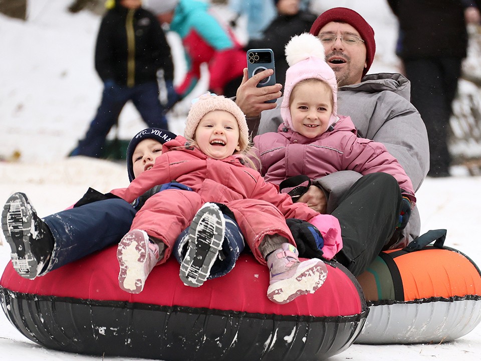 Спрос на «ватрушки» и массовый травматизм принес рекордный снегопад в столичный регион