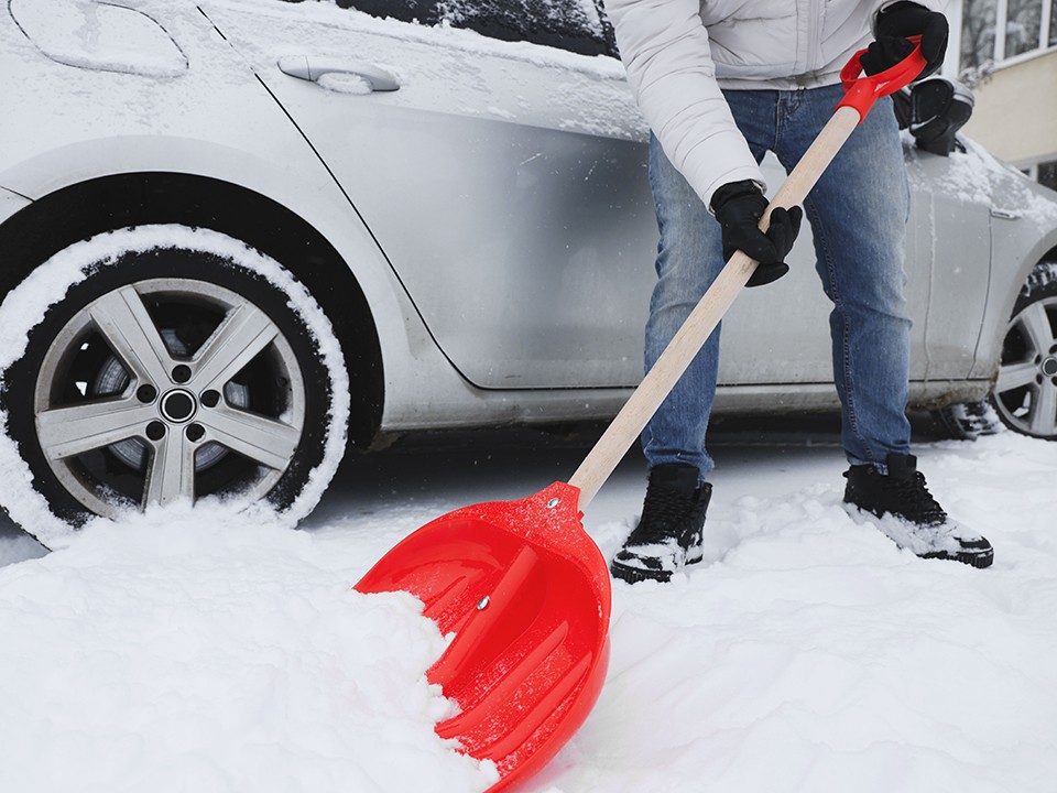 «Я чистил — я ставлю»: автовладельцы «приватизируют» места на парковке в Подмосковье