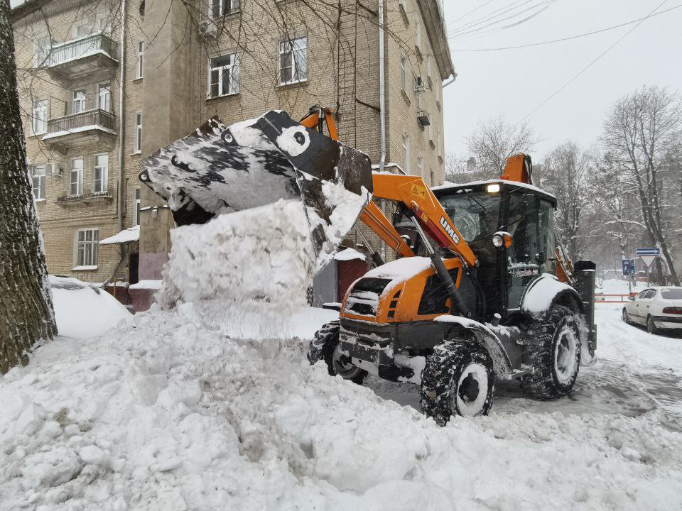 Сугробы до 50 см и гололедица: дорожные службы Одинцова бросили в работу 175 спецмашин