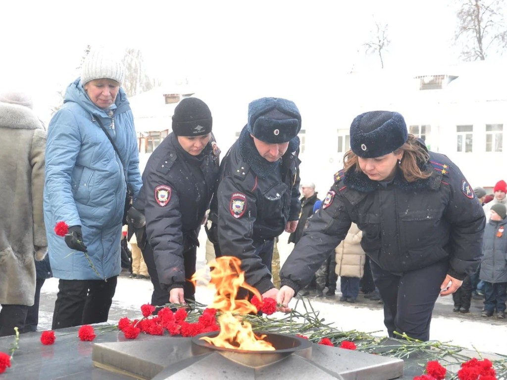 В Шатуре у Вечного огня почтили память освободителей Московской области