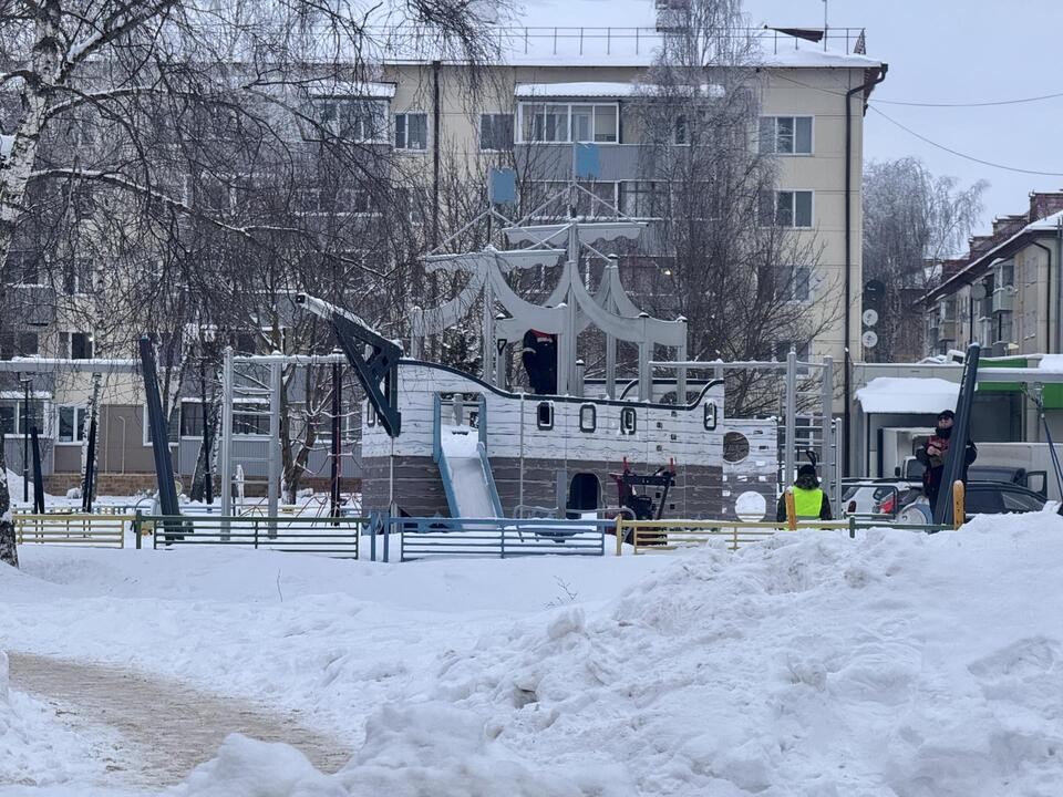 Шаховские коммунальщики очищают от снега детские площадки
